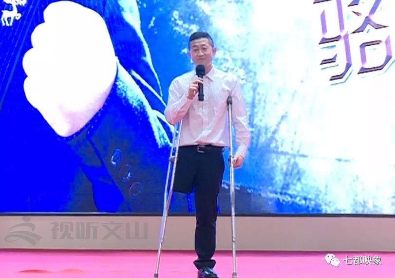 中国最励志的人_激人奋进的七个经典励志故事_校园励志小品剧本4人